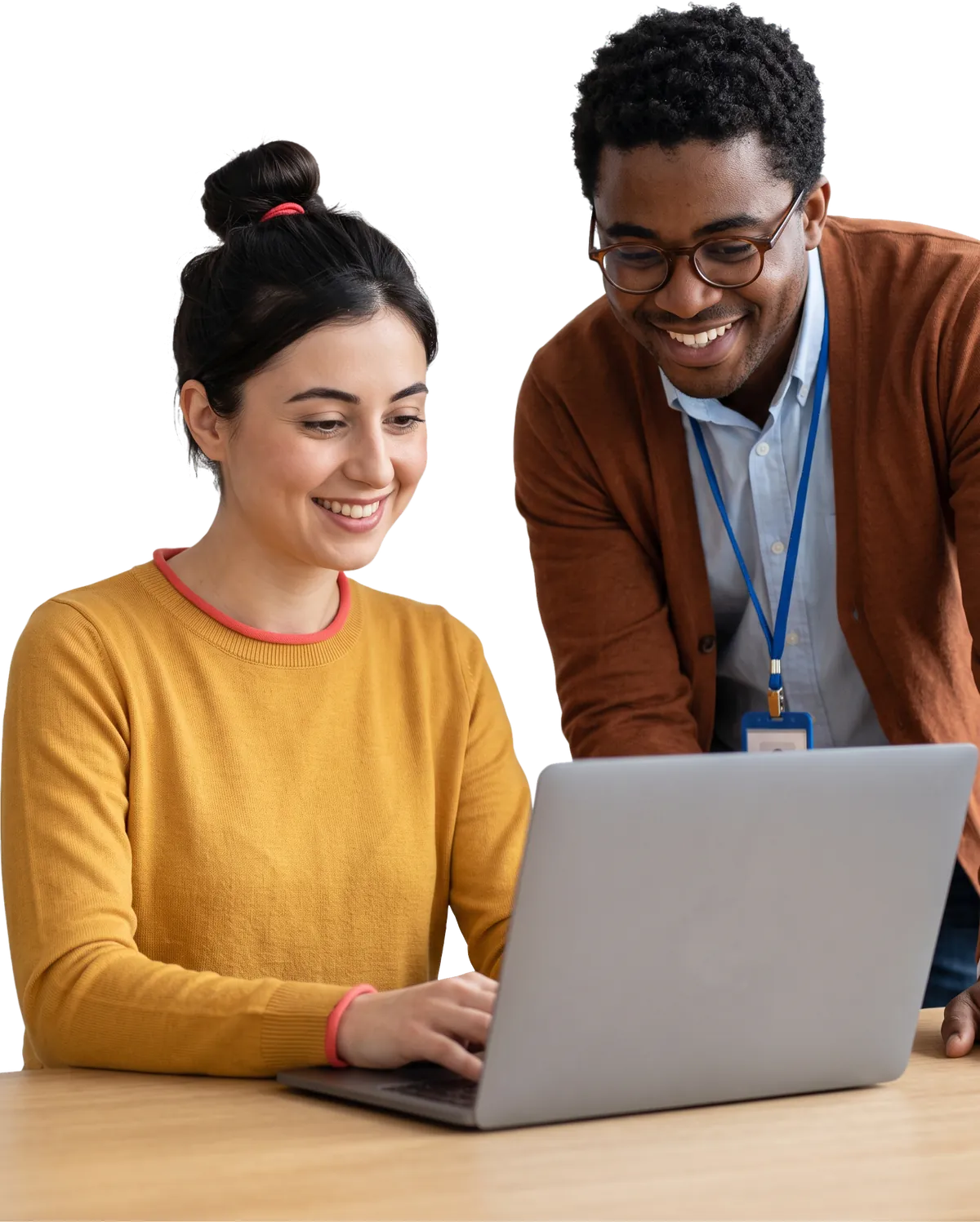 Een cliënt maakt haar cv op een laptop, met haar coach ernaast die meekijkt.